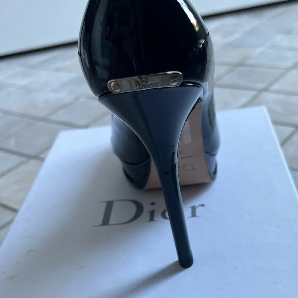 Never worn in box new - Picture 5 of 7